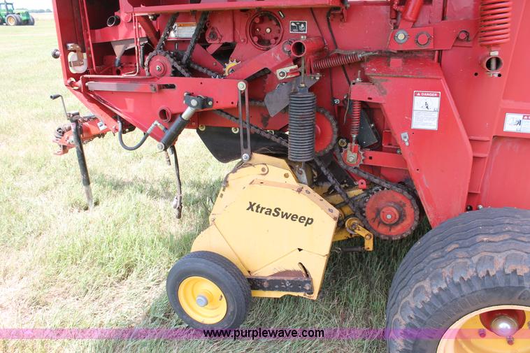 image for item H5629 2004 New Holland BR780 round baler