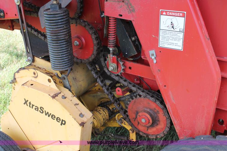 image for item H5629 2004 New Holland BR780 round baler