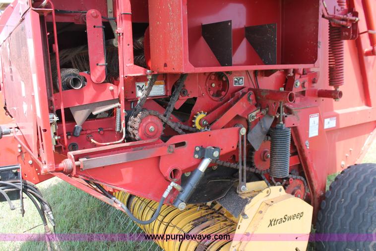 image for item H5629 2004 New Holland BR780 round baler