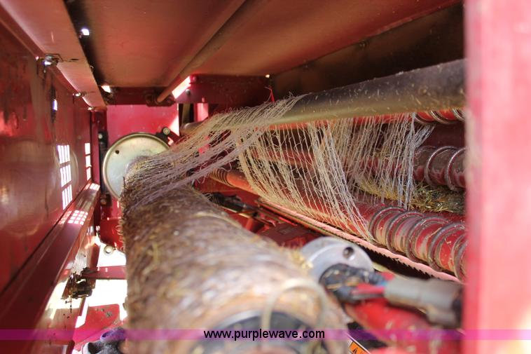 image for item H5629 2004 New Holland BR780 round baler