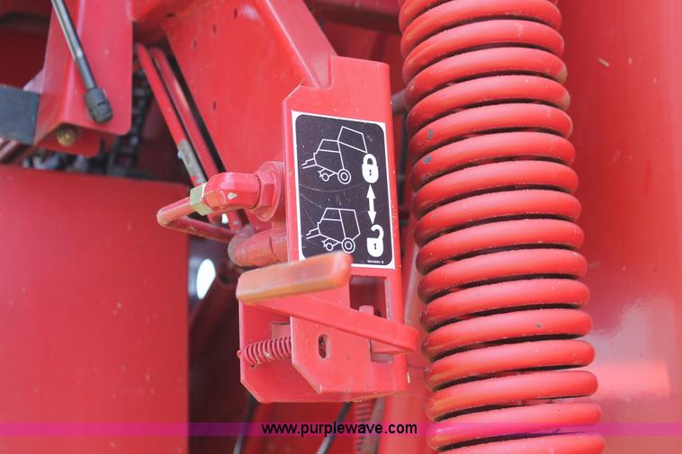 image for item H5629 2004 New Holland BR780 round baler