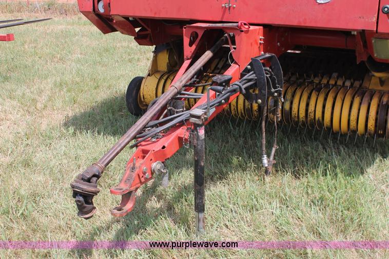 image for item H5629 2004 New Holland BR780 round baler