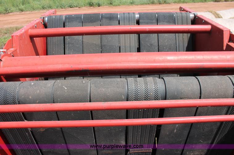 image for item H5629 2004 New Holland BR780 round baler