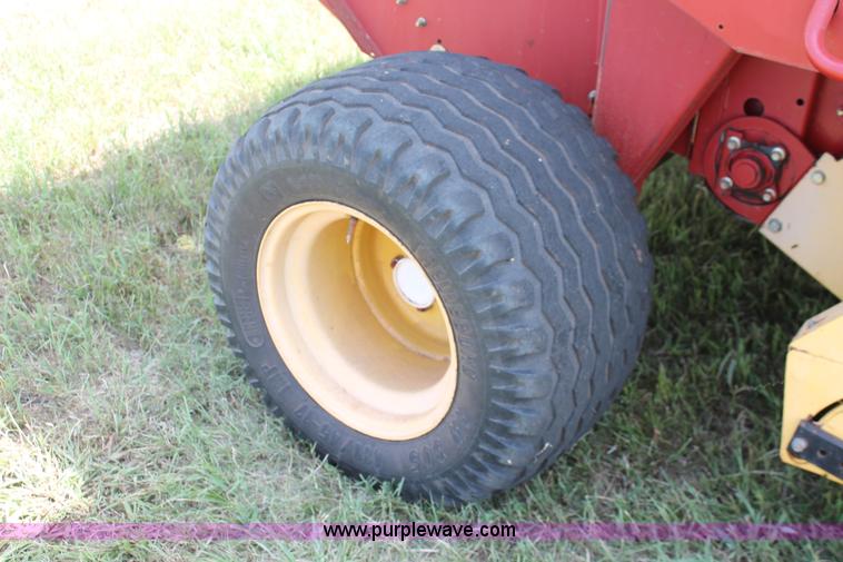 image for item H5629 2004 New Holland BR780 round baler