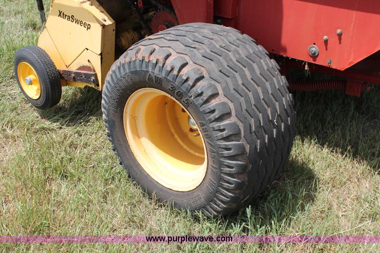 image for item H5629 2004 New Holland BR780 round baler