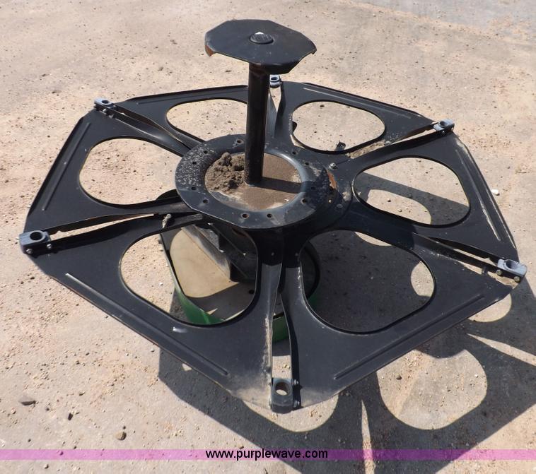 image for item H9236 John Deere 30' fingered pickup reel