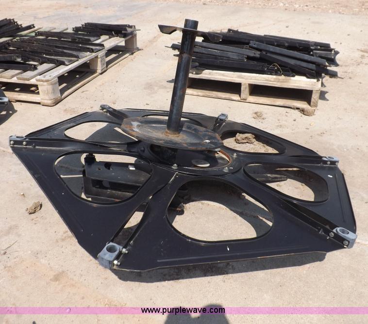 image for item H9236 John Deere 30' fingered pickup reel