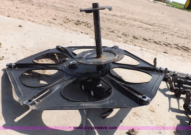 image for item H9236 John Deere 30' fingered pickup reel