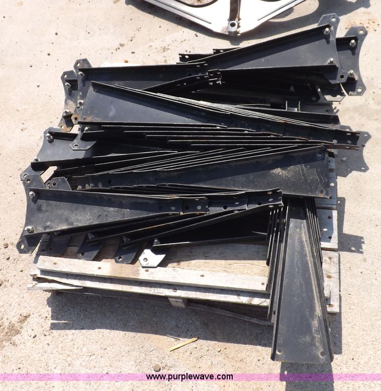 image for item H9236 John Deere 30' fingered pickup reel