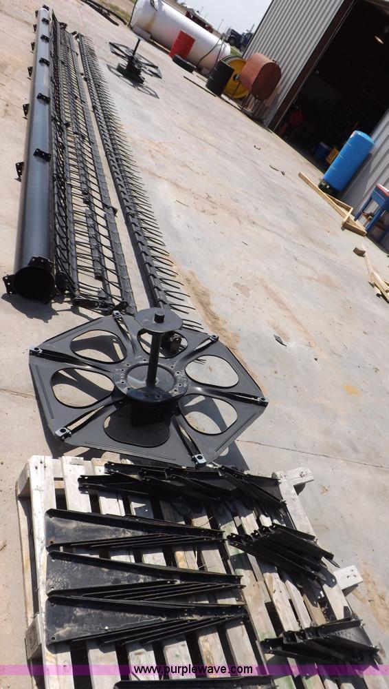 image for item H9237 John Deere 30' fingered pickup reel