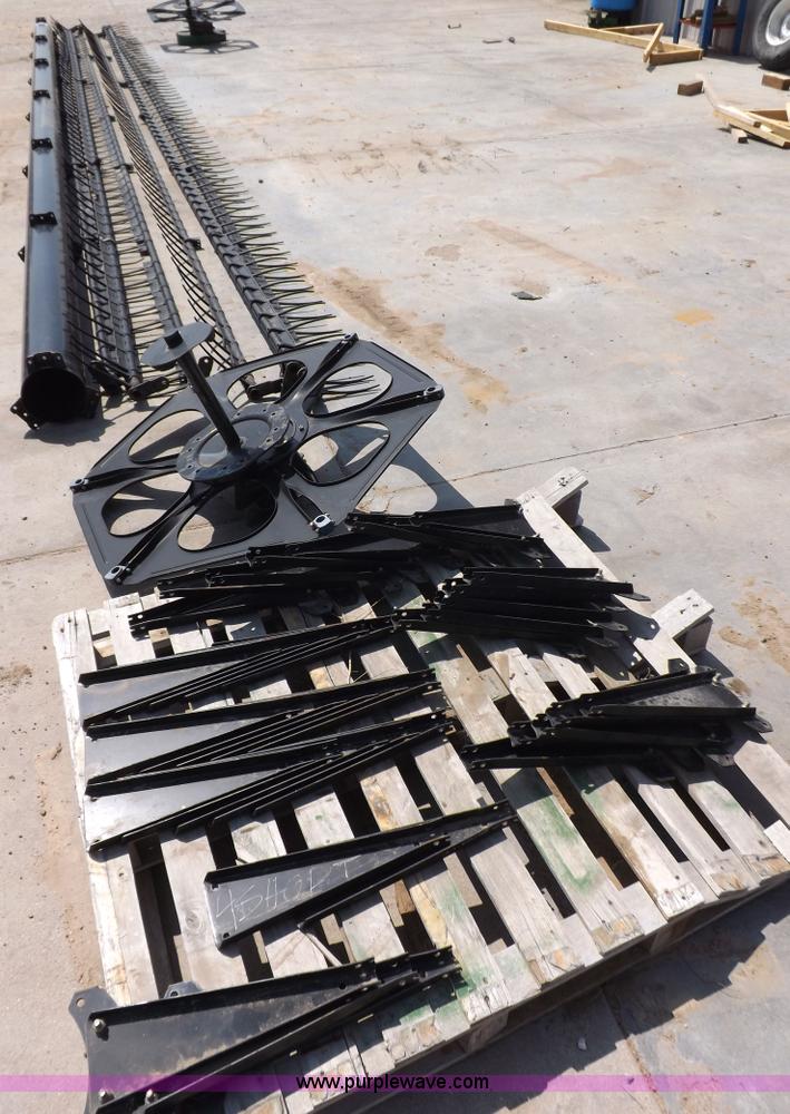 image for item H9237 John Deere 30' fingered pickup reel