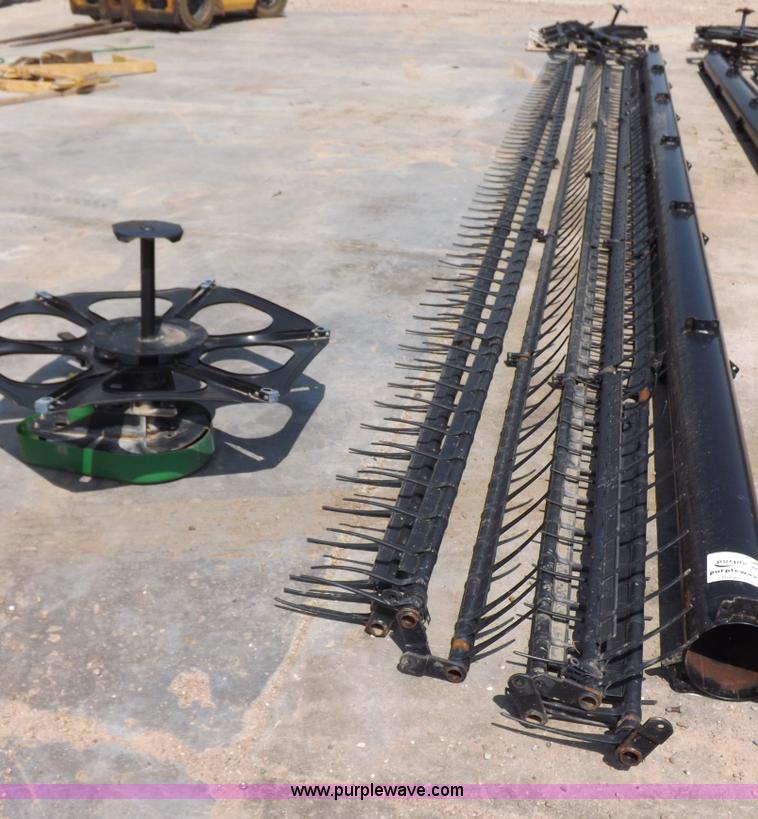 image for item H9237 John Deere 30' fingered pickup reel