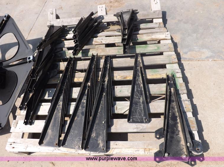 image for item H9237 John Deere 30' fingered pickup reel