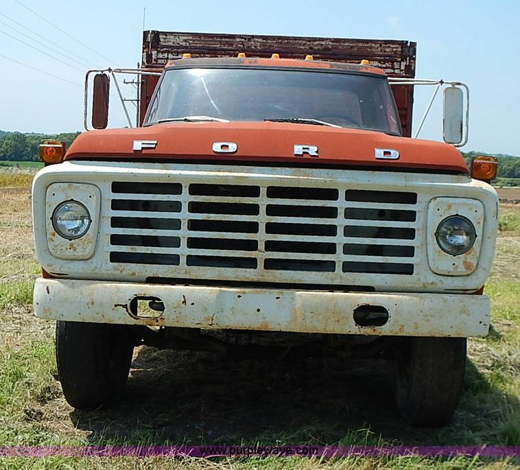 image for item I3558 1979 Ford F700 grain truck