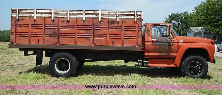 image for item I3558 1979 Ford F700 grain truck