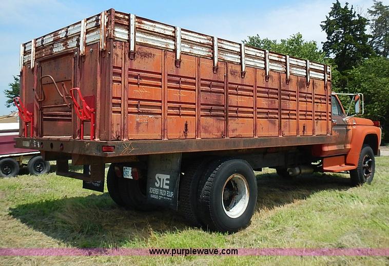 image for item I3558 1979 Ford F700 grain truck