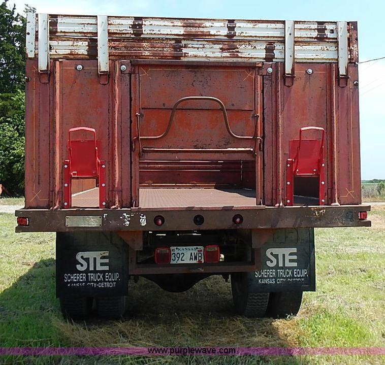 image for item I3558 1979 Ford F700 grain truck