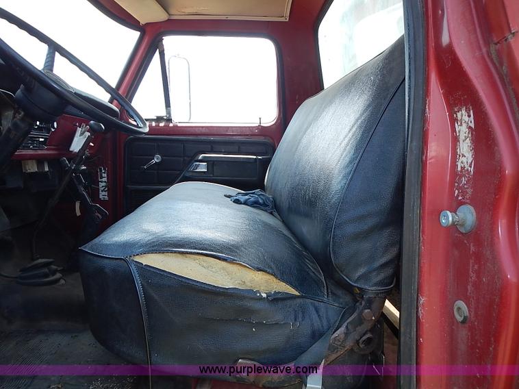 image for item I3558 1979 Ford F700 grain truck