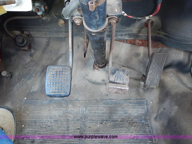 image for item I3558 1979 Ford F700 grain truck