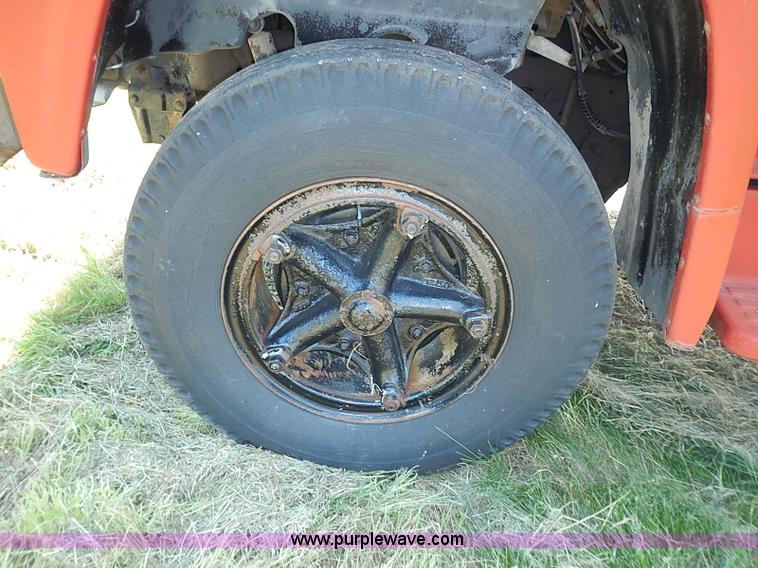 image for item I3558 1979 Ford F700 grain truck