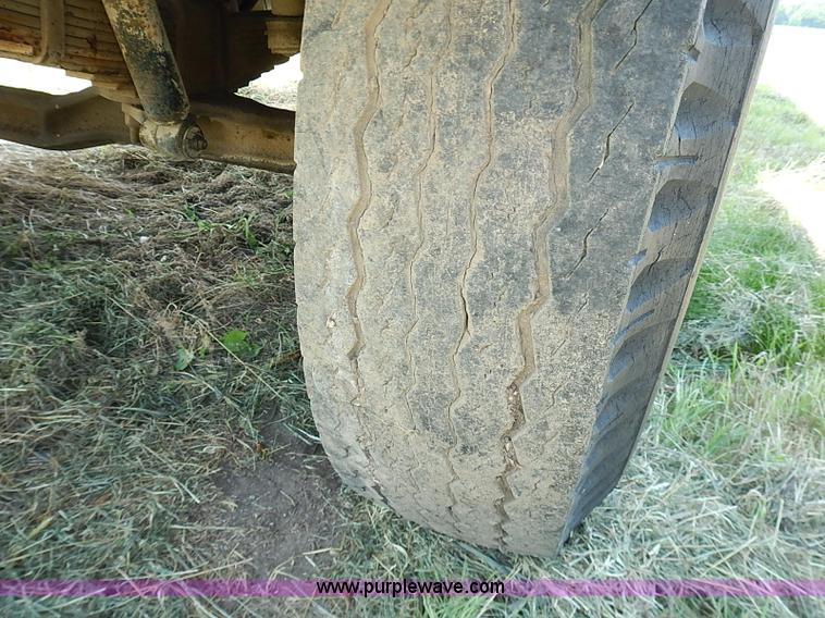 image for item I3558 1979 Ford F700 grain truck