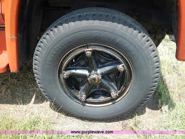 image for item I3558 1979 Ford F700 grain truck