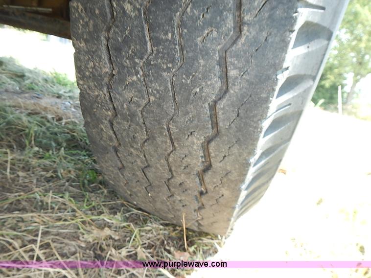 image for item I3558 1979 Ford F700 grain truck