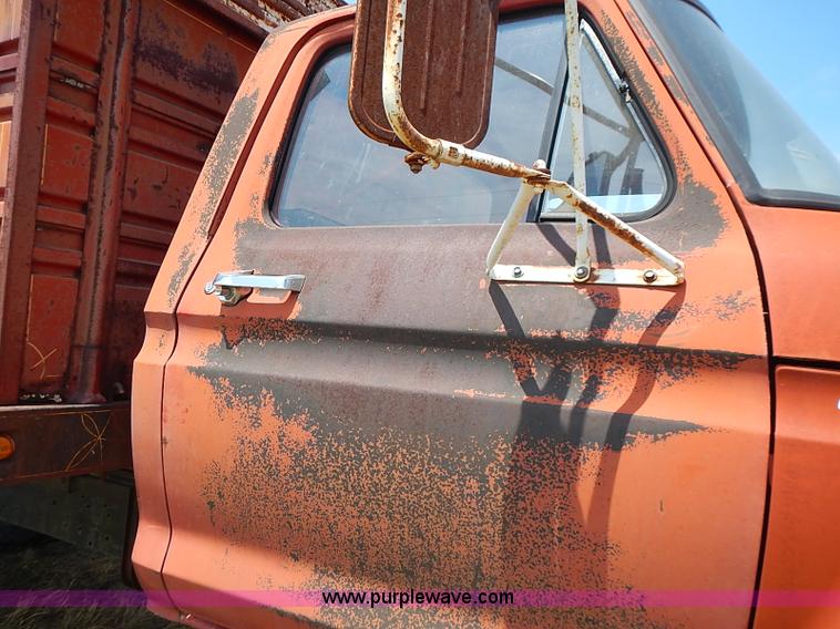 image for item I3558 1979 Ford F700 grain truck