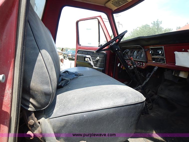 image for item I3558 1979 Ford F700 grain truck