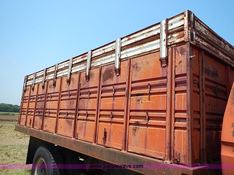 image for item I3558 1979 Ford F700 grain truck