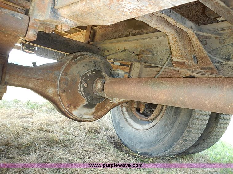 image for item I3558 1979 Ford F700 grain truck