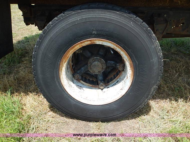 image for item I3558 1979 Ford F700 grain truck