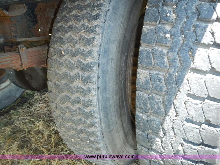 image for item I3558 1979 Ford F700 grain truck