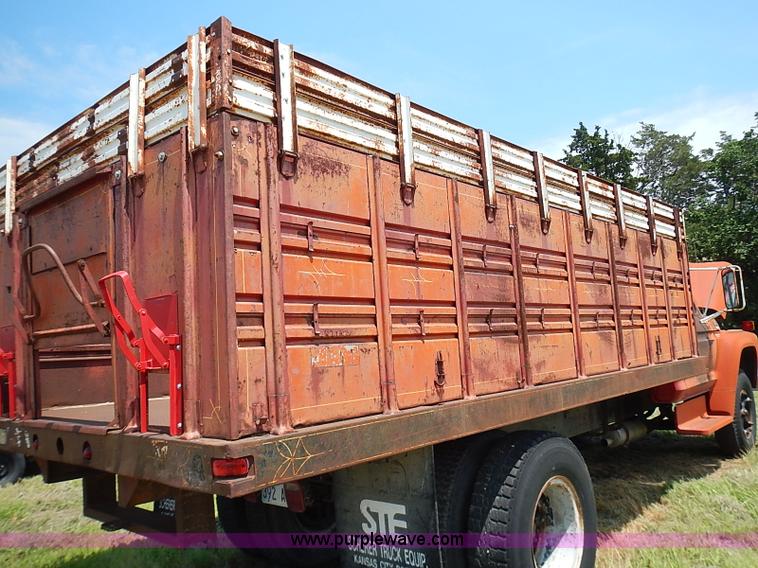 image for item I3558 1979 Ford F700 grain truck