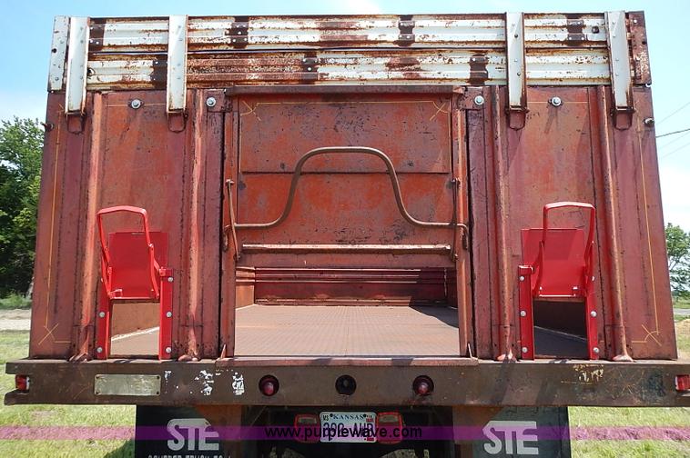 image for item I3558 1979 Ford F700 grain truck