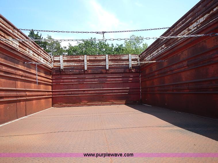 image for item I3558 1979 Ford F700 grain truck