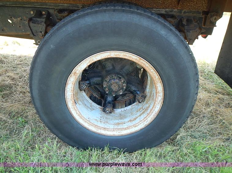 image for item I3558 1979 Ford F700 grain truck