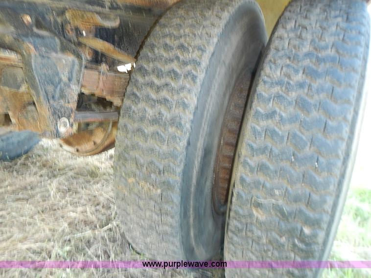 image for item I3558 1979 Ford F700 grain truck