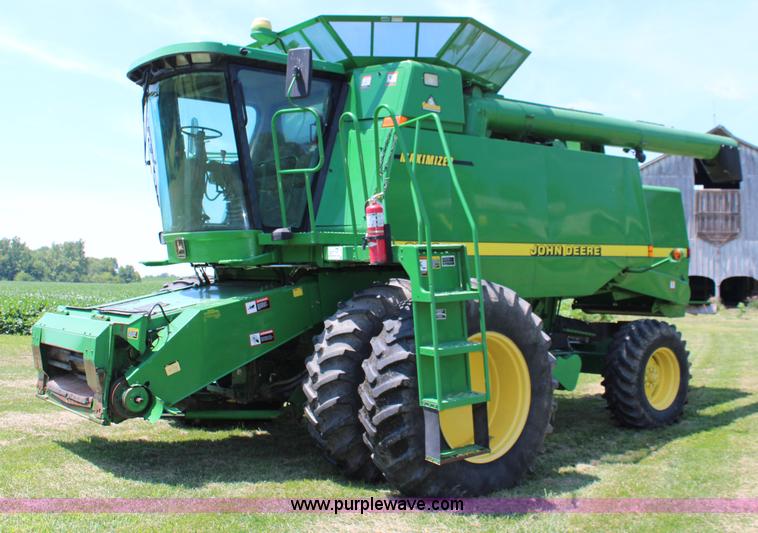 image for item J1066 1998 John Deere 9510 combine