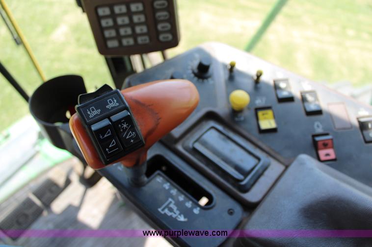 image for item J1066 1998 John Deere 9510 combine