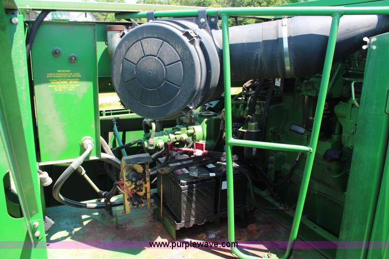image for item J1066 1998 John Deere 9510 combine