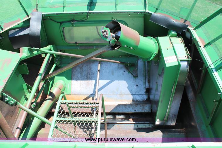 image for item J1066 1998 John Deere 9510 combine