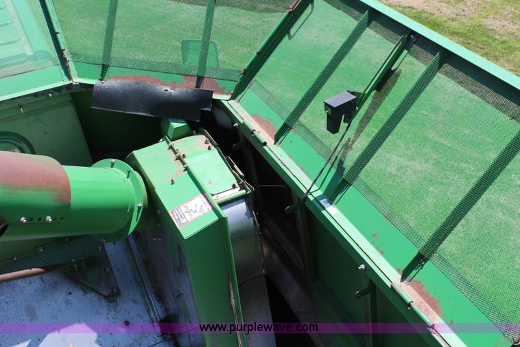 image for item J1066 1998 John Deere 9510 combine