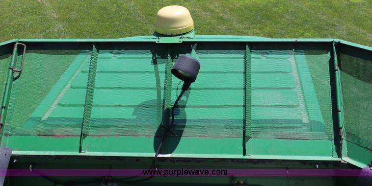 image for item J1066 1998 John Deere 9510 combine