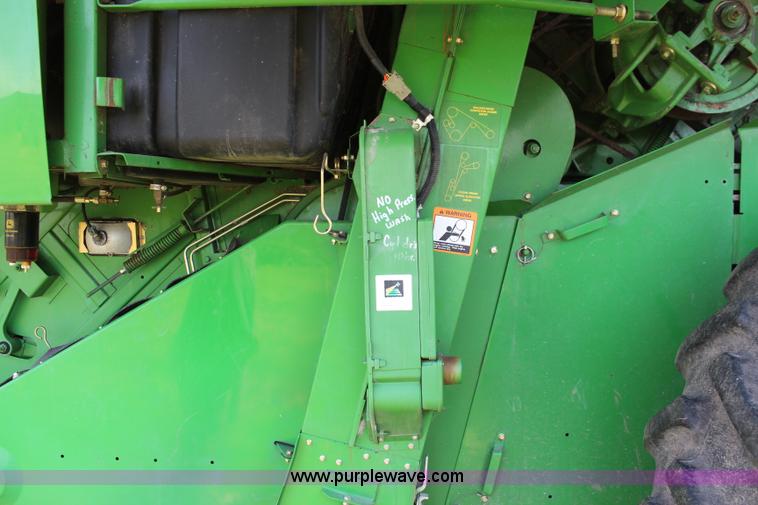 image for item J1066 1998 John Deere 9510 combine