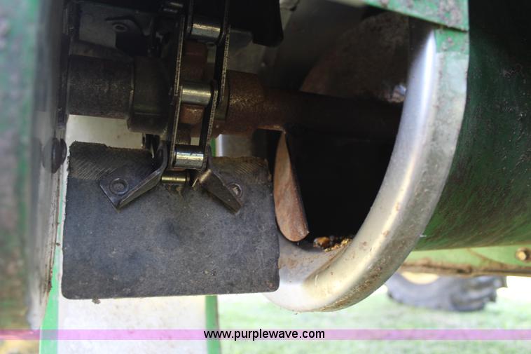 image for item J1066 1998 John Deere 9510 combine