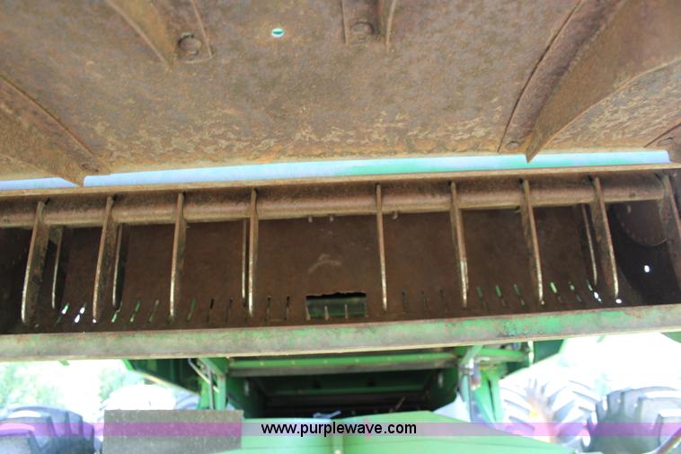 image for item J1066 1998 John Deere 9510 combine