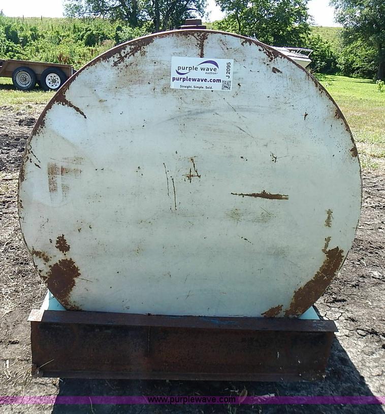 image for item J2095 1,000 gallon water tank