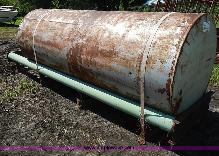image for item J2095 1,000 gallon water tank