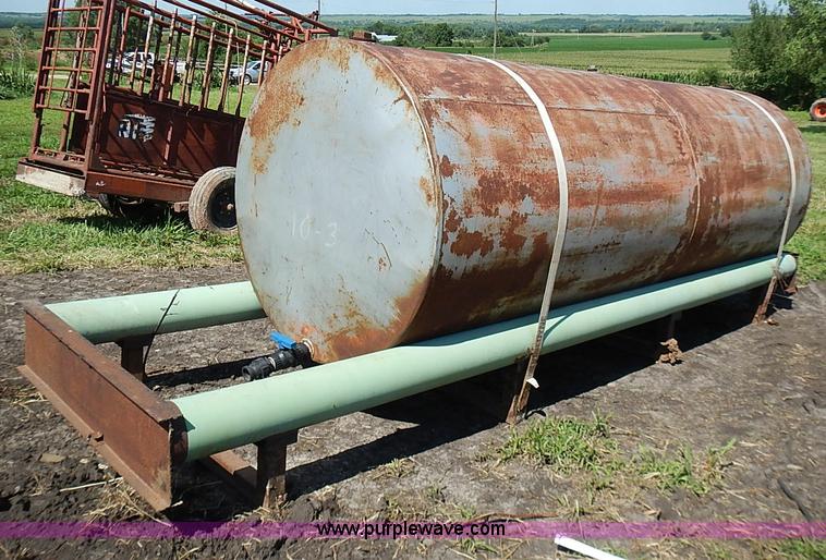 image for item J2095 1,000 gallon water tank